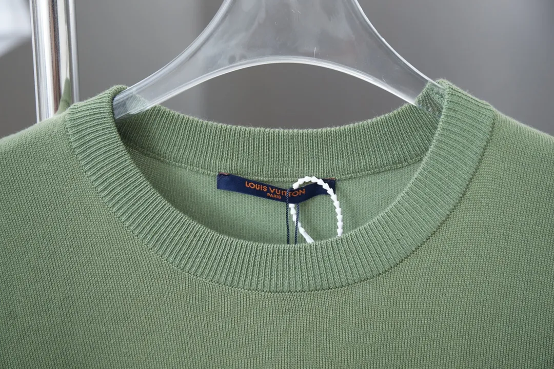 🅿️200 LV Louis 25ss new short-sleeved crew neck shirt is made of high-quality cotton, with contrasting intarsia depicting a smart hound pattern. The brand logo is decorated on the front and back, injecting new ideas into daily wear for dog lovers! Same style for men and women Size: S.M.L.XL